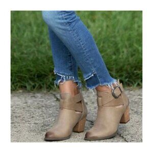 Vionic Rory Leather Cut-out Ankle Boots